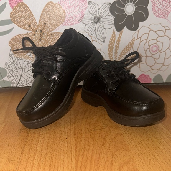 LIKE NEW TODDLER DRESS SHOES - Picture 1 of 4